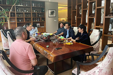 广西壮族自治区崇左市林业局党组书记、局长甘增宝一行人莅临水墨江南就有关投资环境及投资事宜进行了洽谈