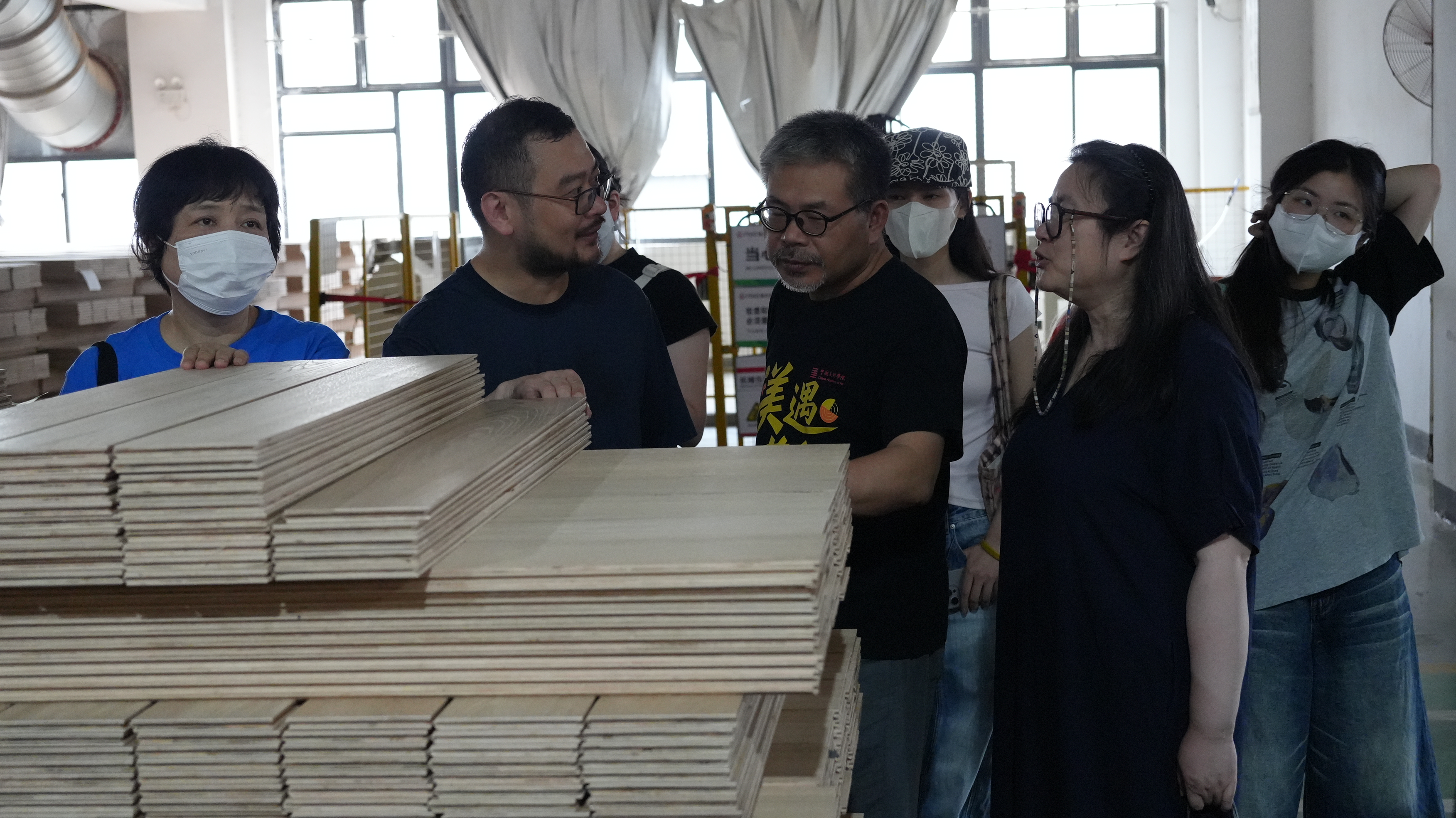 中国美术学院师生一行参观美术家地板